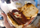 Choripan (pão com linguiça e molho chimichurri) 