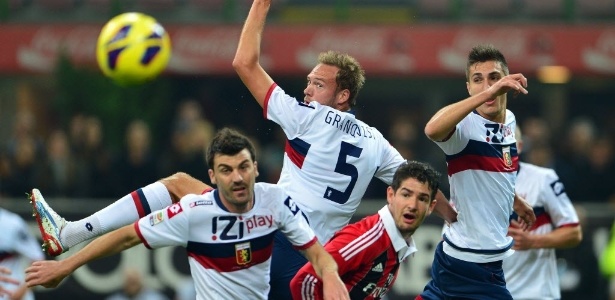 Giuseppe Cacace/AFP Photo Alexandre Pato, atacante brasileiro do Milan, luta pela bola no Italiano