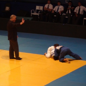Campeã olímpica Sarah Menezes (de azul) em combate contra mexicana em Salvador