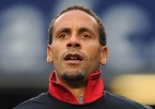 Especulado no Flamengo, zagueiro Ferdinand renova com o Manchester United