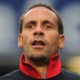 Especulado no Flamengo, zagueiro Ferdinand renova com o Manchester United