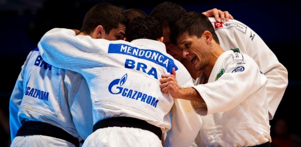 Judocas do Brasil em momento de união e comemoração no Mundial por equipes