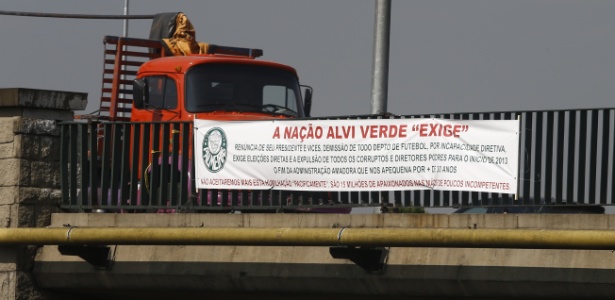 Faixa em ponte da Marginal Tietê pede renúncia de presidente