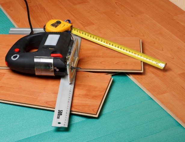 Para amortecer o impacto, as mantas acústicas de poliestireno podem ser aplicadas entre o piso e a laje