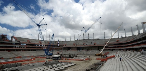 Obras em andamento na Arena Pernambuco (PE), que, quando acabada, terá acréscimo de instalações provisórias se for incluída na Copa das Confederações