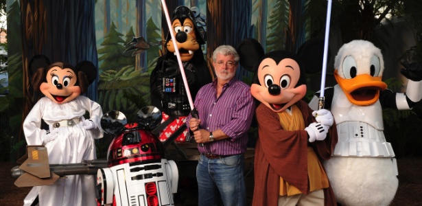 George Lucas em meio a personagens da Disney vestidos com trajes de Star Wars