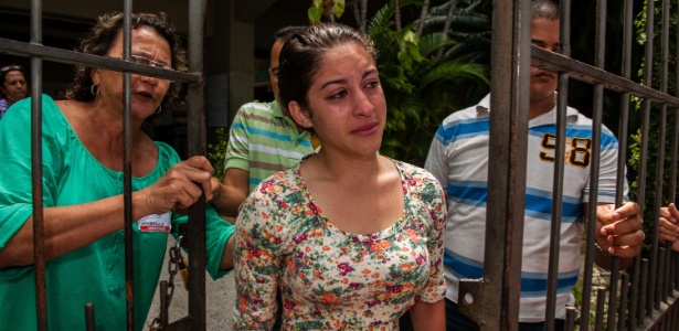 A candidata Ana Carolina, 18, foi retirada do local de prova por estar sem os documentos. Ela havia sido assaltada antes do começo do exame