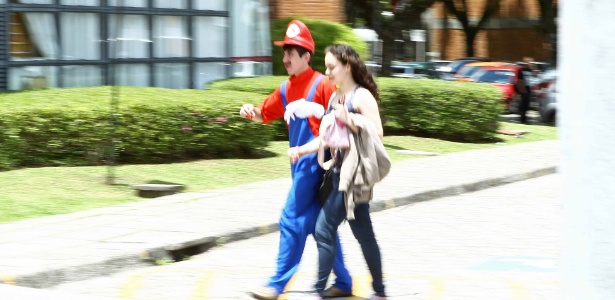 Um rapaz foi fazer prova no segundo dia do Enem 2012 vestido de Super Mario em Curitiba