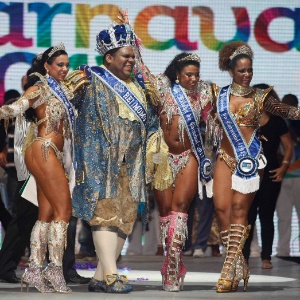  - corte-do-carnaval-2013-do-rio-rei-momo-milton-rodrigues-da-silva-junior-a-rainha-evelyn-bastos-da-silva-e-as-princesas-leticia-martins-guimaraes-e-clara-cristina-paixao-de-oliveira-1351998055958_300x300