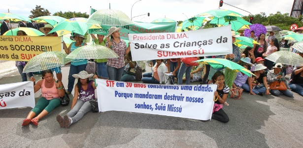 Manifestantes protestaram em frente ao Palácio do Planalto contra a desocupação de uma área na região de Posto da Mata, em Mato Grosso, onde índios Marãiwatsédé vivem