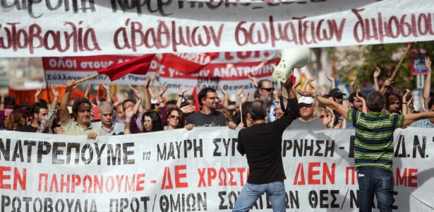 Manifestantes protestam na cidade grega de Thessaloniki contra as medidas de austeridade propostas pelo governo do país, que tiveram o objetivo de atrair ajuda financeira internacional e prevenir o calote da dívida