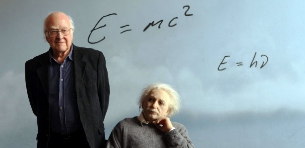 O físico Peter Higgs, pai da teoria do bóson de Higgs, posa ao lado de estátua de Albert Einstein, em Barcelona, na Espanha