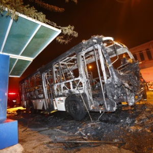 Ônibus foi incendiado por criminosos na avenida Queirós Filho, em Santo André (SP)