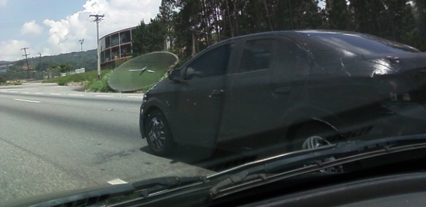 Chevrolet Onix sedã camuflado trafega na rodovia Fernão Dias, perto de Mairiporã (SP)