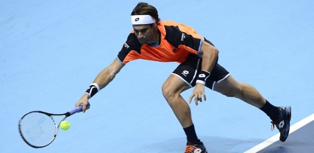 Ferrer alcança bola de Del Potro durante estreia nas Finais da ATP