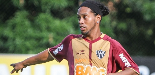 Após ser contratado por seis meses, Ronaldinho agora quer compromisso por dois anos