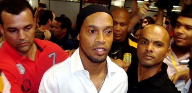 Ronaldinho deixou o encontro com o Fla na última semana acreditando em um acordo