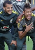 craque santista: Santos desmente Dani Alves e diz que Neymar fica