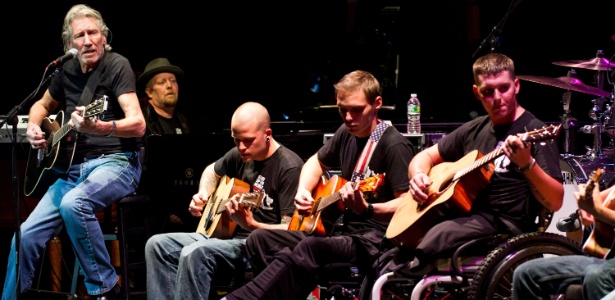 Roger Waters toca com veteranos de guerra no evento Stand Up For Heroes, em Nova York (8/11/12)