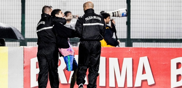 Torcedor invadiu o campo durante jogo do Corinthians e foi retirado por policiais