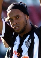 pelo brasil: Ronaldinho deseja renovar com Atlético, diz Assis