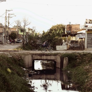 Córrego com esgoto a céu aberto no bairro Jardim Helena, na zona leste de São Paulo