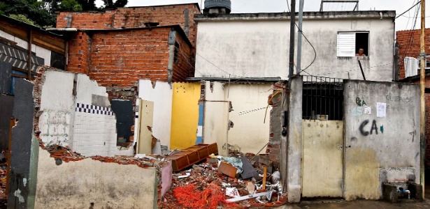 Moradores das favelas Buraco Quente e Comando estão sendo removidos para dar lugar a obra da Copa