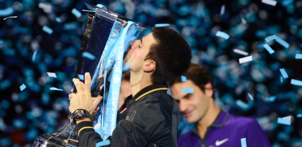 Novak Djokovic beija a taça de Campeão das Finais da ATP após vencer Federer
