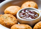 Bolinho de Grão-de-Bico Recheado com Bacalhau