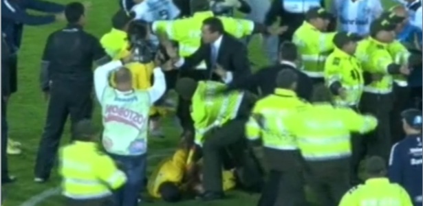 Assistente chegou a ficar caído após investida de jogadores do Grêmio