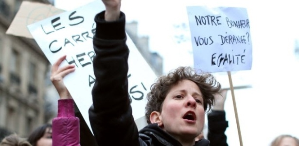 17.nov.2012 - Mulher segura cartaz com dizeres "Eu sou lésbica e eu não dou a mínima para você" durante protesto a favor da legalização do casamento e adoção para casais do mesmo sexo, em Paris, neste sábado (17). O governo socialista francês aprovou projeto de lei para permitir o casamento homossexual, bem como o direito de adotar crianças, mas não a utilização de métodos de reprodução assistida, como inseminação aritficial. O parlamento francês deve votar a lei até 2013