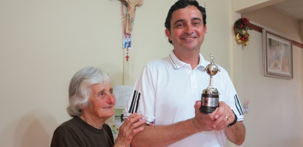 Miro Bachi (com a mãe Ivone) dá sugestões ao irmão Tite sobre futebol