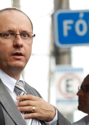 Washington Alves/UOL Ércio Quaresma, um dos advogados de Bola, deixa Fórum de Contagem (MG) após abandonar júri, em novembro do ano passado