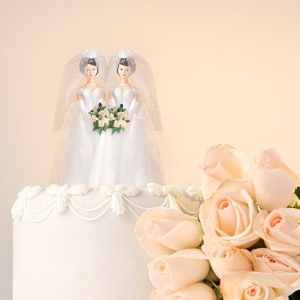 Os noivos e as noivas terão direito a uma festa completa, com direito a troca de alianças, bolo e bem casado