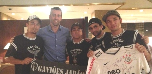 Corintianos que moram no Japão encontraram com o gerente de futebol Edu Gaspar