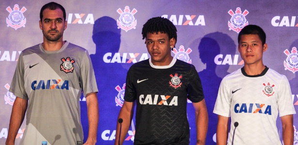 Danilo, Romarinho e Zizao no lançamento da parceria com a Caixa, no ano passado