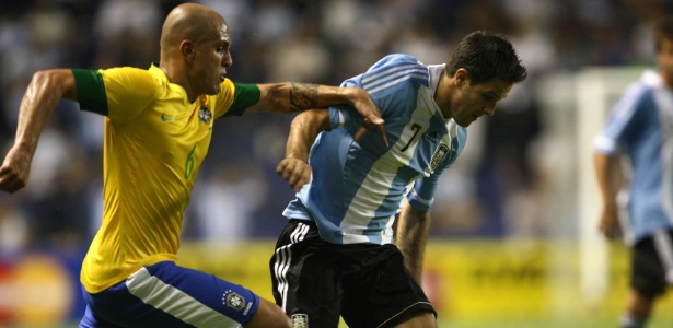 Lateral Fábio Santos se contundiu em compromisso disputado na Argentina