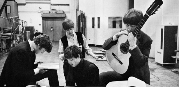 Fotografia de David Hurn mostra os Beatles em momento de ensaio no Abbey Road, em março de 1964, na Inglaterra