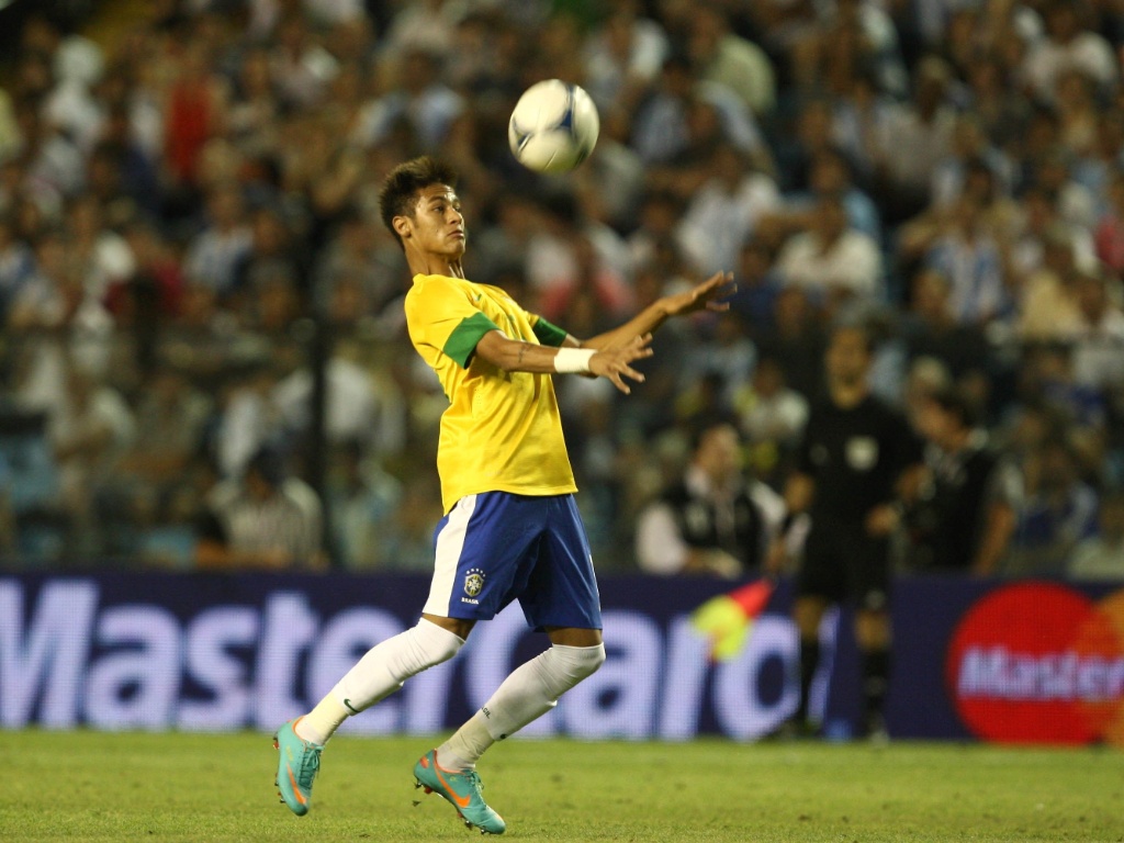 http://imguol.com/2012/11/21/neymar-domina-bola-no-peito-durante-superclassico-contra-a-argentina-nesta-quarta-feira-21112012-1353548447758_1024x768.jpg