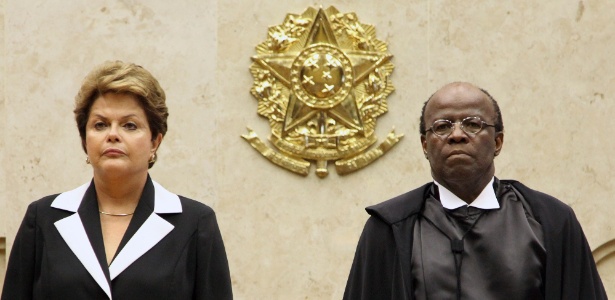 Ao lado da presidente Dilma Rousseff, o ministro Joaquim Barbosa toma posse como presidente do STF