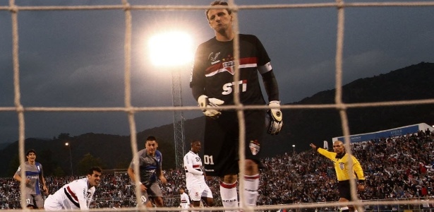 Rogério Ceni será substituído por Dênis no clássico com o Santos na Vila Belmiro