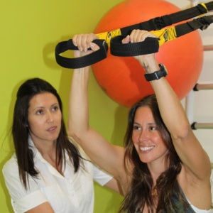 A apresentadora do Vídeo Show Dani Monteiro se exercita com a criadora do fisioteg, Jackeline Figueiredo 