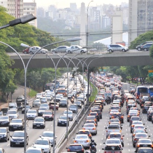 Trânsito intenso  na avenida 23 de Maio, em São Paulo