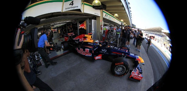 camera-flagra-a-saida-de-sebastian-vettel-dos-boxes-para-a-pista-em-interlagos-no-primeiro-treino-livre-para-o-gp-brasil-1353677433653_615x300.jpg