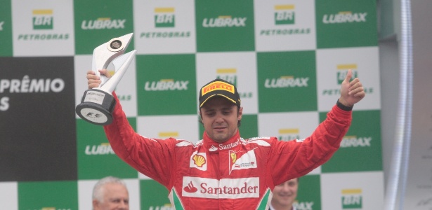 Piloto brasileiro Felipe Massa se emociona no pódio após o terceiro lugar no GP do Brasil