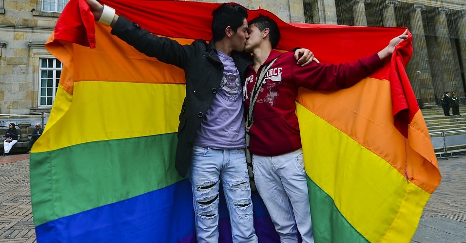 27nov2012---manifestantes-se-beijam-durante-protesto-do-movimento-lgbt-lesbicas-gays-bissexuais-e-transgeneros-em-bogota-capital-da-colombia-eles-pedem-para-ter-direitos-iguais-aos-casais-1354042913952_956x500.jpg (956×500)