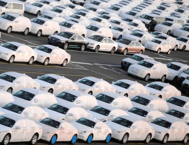 carros da audi sao preparados para entrega no porto de hamburgo alemanha marca faz parte do grupo volkswagen que bateu a lider global toyota na venda de carros de setembro de 2012 1354058982969_615x470