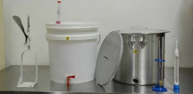 O kit básico de homebrewing inclui panela, fermentador, termômetro, densímetro e fechador de garrafas