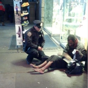 Policial de Nova York fica famoso após ser fotografado dando par de botas a mendigo em calçada