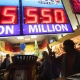 Bilhete ganha sozinho prêmio recorde de US$ 590 milhões em loteria dos EUA - Scott Olson/Getty Images/AFP
